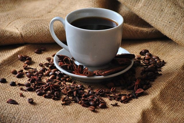 une tasse de café aromatisé