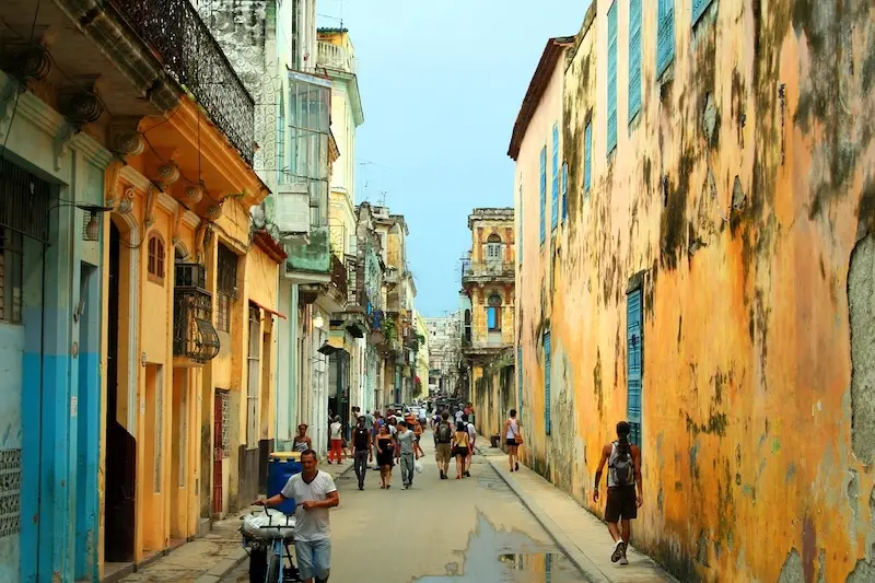 Rue passante de la Havane Cuba