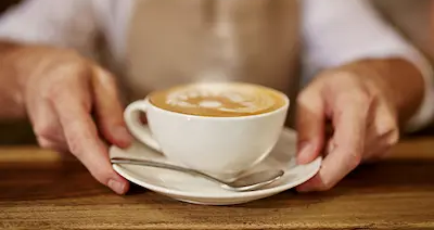 Offre de Bienvenue Une tasse de café servie par un barista